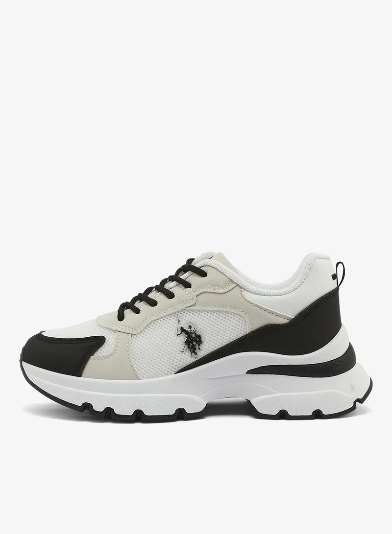 يو اس بولو اسن أحذية رياضية نسائية باللونين الأبيض والأسود بتصميم جريء ومتين بنعل قوي للاستخدام الخارجي